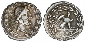 Denario. 105 a.C. AURELIA. Lucius Aurelius Cotta. Anv.: Busto de Vulcano a derecha, debajo del mentón letra K, detrás estrella y tenazas. Rev.: Águila...