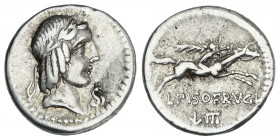 Denario. 90-89 a.C. CALPURNIA. L. Calpurnius Piso Frugi. Anv.: Cabeza laureada de Apolo a derecha, delante S / O. Rev.: L. PISO FRVGI / flecha hacia a...