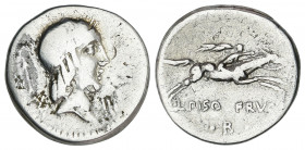 Denario. 90-89 a.C. CALPURNIA. L. Calpurnius Piso Frugi. Anv.: Cabeza laureada de Apolo a derecha, entre flecha y III. Rev.: L. PISO. FRVGI / ¶B. 3,72...