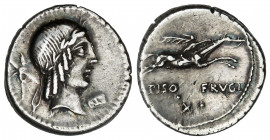 Denario. 90-89 a.C. CALPURNIA. L. Calpurnius Piso Frugi. Anv.: Cabeza laureada de Apolo a derecha, detrás tenazas, símbolo bajo del mentón. Rev.: L. P...