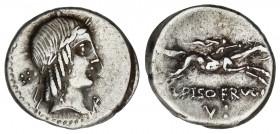 Denario. 90-89 a.C. CALPURNIA. L. Calpurnius Piso Frugi. Anv.: Cabeza laureada de Apolo a derecha, detrás cuatro puntos en forma de cuadrado, B bajo d...