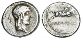 Denario. 90-89 a.C. CALPURNIA. L. Calpurnius Piso Frugi. Anv.: Cabeza laureada de Apolo a derecha, detrás mosca, bajo del mentón R. Rev.: L. PISO FRVG...
