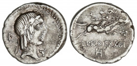 Denario. 90-89 a.C. CALPURNIA. L. Calpurnius Piso Frugi. Anv.: Cabeza laureada de Apolo a derecha, detrás I entre dos puntos, bajo el mentón, bucráneo...