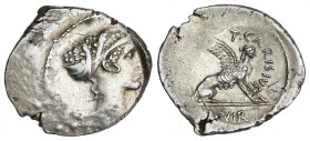 Denario. 46 a.C. CARISIA. T. Carisius. Rev.: Esfinge sentada a derecha, delante T. CARISIVS. En exergo: (II)I VIR. 3,25 grs. AR. Acuñación descentrada...