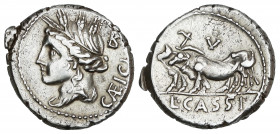 Denario. 102 a.C. CASSIA. L. Cassius Caecianus. Anv.: Cabeza laureada de Ceres a izquierda, detrás B bajo punto y leyenda CAECIAN (AE nexadas). Rev.: ...