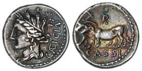 Denario. 102 a.C. CASSIA. L. Cassius Caecianus. Anv.: Cabeza laureada de Ceres a izquierda, detrás E encima punto. CAECIAN (AE nexadas). Rev.: Dos bue...