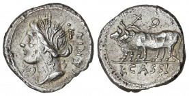 Denario. 102 a.C. CASSIA. L. Cassius Caecianus. Anv.: Cabeza laureada de Ceres a izquierda, detrás F bajo punto y leyenda CAECIAN (AE nexadas). Rev.: ...