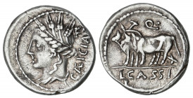 Denario. 102 a.C. CASSIA. L. Cassius Caecianus. Anv.: Cabeza laureada de Ceres a izquierda, detrás F. y leyenda: CAECIAN (AE nexadas). Rev.: Dos bueye...