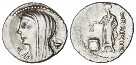 Denario. 55 a.C. CASSIA. L. Cassius Longinus. Anv.: Busto velado de Vesta a izquierda entre letra T y copa. Rev.: Ciudadano romano votando, detrás LON...