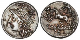 Denario. 104 a.C. COELIA o COILIA. C. Coelius Caldus. Rev.: Victoria en biga a izquierda, debajo :E: y leyenda CALD. 4 grs. AR. Pátina irisada con res...