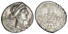 Denario. 57 a.C. CONSIDIA. C. Considius Nonianus. Anv.: Cabeza de Venus Erycina a derecha con joya en el moño. (C.CONS)IDI NONIANI S.C. Rev.: Templo s...