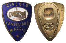 COMO
Repubblica Italiana, dal 1946.
Spilla Circolo Famigliare Maccio opus Caimi e Monfroni.
Æ dorato con smalti gr. 4,74 mm 22,4 x12
Dr. CIRCOLO /...