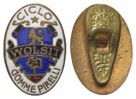 ITALIA
Durante Vittorio Emanuele III, 1900-1943.
Spilla pubblicitaria bici d’epoca Ciclo Wolsit Gomme Pirelli.
Æ dorato con smalti gr. 3,73 mm 23,8...