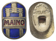 MILANO
Durante Vittorio Emanuele III, 1900-1943.
Spilla pubblicitaria bici d’epoca Maina opus Gerosa.
Æ dorato con smalti gr. 2,83 mm 20,6x13,5
Dr...