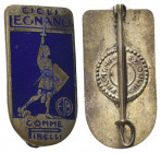 MILANO
Ventennio Fascista, dal 1923 al 1943.
Spilla pubblicitaria bici d’epoca Cicli Legnano Gomme Pirelli opus C.Paccagnini.
Æ dorato con smalti g...