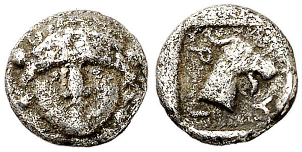 (s. IV a.C.). Aiolis. Myrina. Óbolo. (S. falta) (BMC. XVII, falta). 0,49 g. MBC....