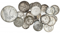 1869 a 1926. 50 céntimos (cinco), 1 (dieciséis), 2 y 5 pesetas. Lote de 23 monedas. A examinar. BC-/EBC-.