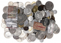 Lote de 202 monedas españolas, la gran mayoría de Franco y Juan Carlos I, incluye además dos billetes locales. BC+/S/C.