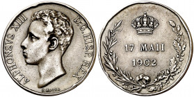 1902. Alfonso XIII. Madrid. Proclamación. (V. 598 var. metal) (Ruiz Trapero 1122 var. metal). Golpecitos. Plata. 12,31 g. Ø30 mm. (MBC+).
