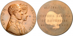 1906. Boda de Alfonso XIII y Victoria Eugenia de Battenberg. (V. 870) (Ruiz Trapero 1221). Grabador: B. Maura. Mancha en reverso. Bronce. 77 g. Ø60 mm...