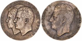 1975. Lote de 2 medallas, con los bustos de Juan Carlos I y de Juan Carlos I y Sofía. A examinar. EBC.