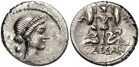 (46-45 a.C.). Julio César. Denario. (Spink 1404) (S. 13) (Craw. 468/1). 3,94 g. MBC+/EBC-.