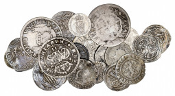 Lote de 23 monedas de plata españolas, la mayoría de los Reyes Católicos y Austrias. Imprescindible examinar. RC/MBC.