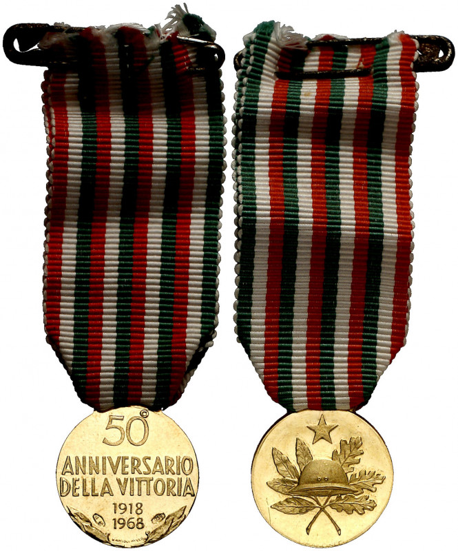 Italia. 1968. 50º Aniversario de la Victoria. Con cinta y anilla. Oro. 6,16 g. Ø...