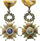 (1938-1975). Orden de Isabel la Católica. Cruz de pecho. (Pérez-Guerra 78). Cruz con corona de laurel, anilla y cinta. Bella. Rara. Plata dorada. 54,4...