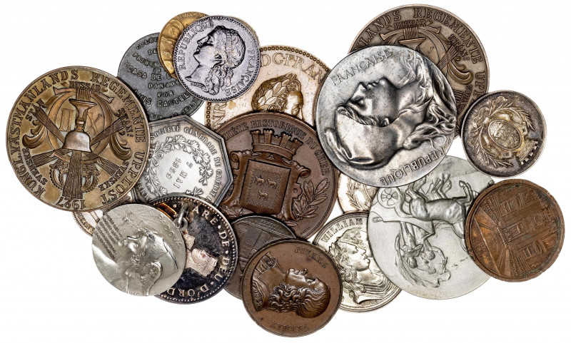 Lote de 21 medallas de diferentes países, alguna en plata. A examinar. MBC/S/C.