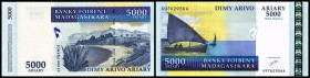 Lot 2 Stück: 5000 Ariary/25.000 Francs o.D.(2003) Sign.5, P-84. I