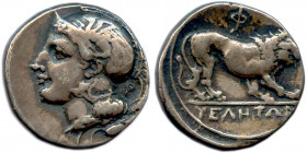 LUCANIE - VELIA 400-350
Tête d’Athéna coiffée d’un casque orné d’un griffon. 
Derrière la nuque la lettre P. R/. Lion marchant 
à droite. Au-dessus, Φ...