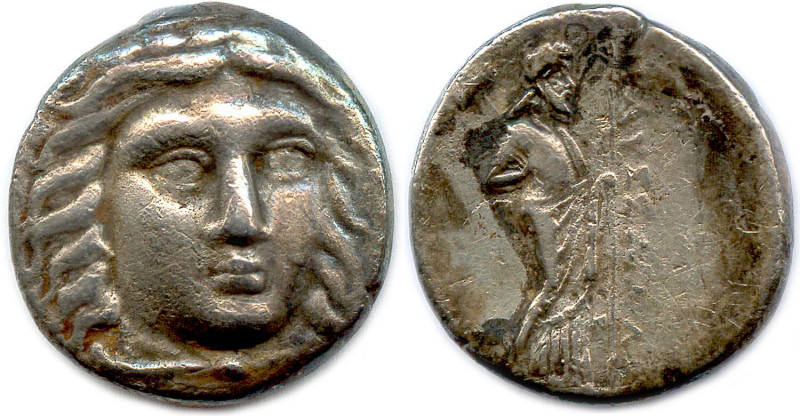 CARIE Dynastie - MAUSOLE 377-353
Tête laurée d’Apollon de face. R/. Zeus Stratio...