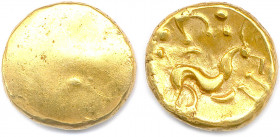 AMBIANI Région d’Amiens 60-25
Protubérance. R/. Cheval entouré de symboles lunisolaires.
DT 239-241 ; LT 8710
Statère d’or. (6,24 g) 
Très beau....