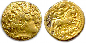 AULERCI EBUROVICES Région d’Évreux 120-60
Profil apollinien lauré à droite, à grandes mèches et globules. 
R/. Cheval stylisé conduit au galop à droit...