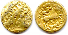 AULERCI EBUROVICES Région d’Évreux 120-60
Profil apollinien lauré à droite, à grandes mèches et globules. 
R/. Cheval stylisé conduit au galop à droit...