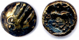 REMI Région de Reims 80-50
Un autre exemplaire.
DT 184 ; Scheers Traité, 534 var. ; Doyen classe XVa (Senones).
Quart de statère en électrum. (1,24 g)...