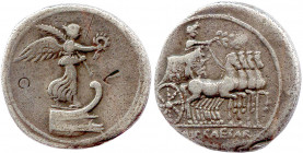 OCTAVE Caïus Iulius Caesar Octavianus 44-27
Anépigraphe. Victoire debout sur une proue de navire, 
tenant une couronne de laurier et une palme. Dans l...