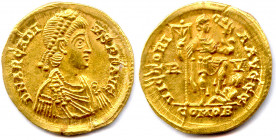 ARCADIUS Flavius Arcadius
fils de Théodose Ier 19 janvier 383 - 1er mai 408
Son buste drapé et cuirassé avec le diadème perlé. 
R/. L’empereur couronn...