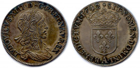 LOUIS XIII 1610-1643
Son buste lauré, drapé et cuirassé à droite. 
R/. SIT . NONEM . DOMINI . A . BENEDICTVM . 
1642. Écu de France couronné. Tranche ...