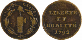 Constitution, essai au faisceau, 1792 Lyon ?
A/REPUB - LIQUE
Faisceau surmonté d'un bonnet phrygien dans une couronne
Inscription en quatre lignes ...