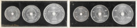 Laos (royaume du), coffret de trois essais de 10, 20 et 50 cents, 1952 Paris
A/ROYAUME DU LAOS// (date)
Scène laotienne
R/50 CENTS
Fleur autour du...
