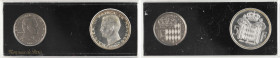 Monaco, Rainier III, coffret de deux essais, 1 et 5 francs, 1960 Paris
A/RAINIER III PRINCE DE MONACO// (différent) (date) (différent)
Tête à gauche...