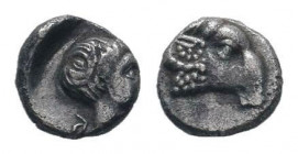 TROAS.Kebren.Circa 387-310 BC. AR Obol. Ram’s head right / Youthful male head right.Klein 313.Very fine.

Weight : 0.4 gr

Diameter : 6 mm