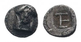IONIA.Kolophon.Circa 490-400 BC.AR Tetartemorion. Facing head of Apollo / TE monogram. SNG Aulock 1999; Milne 7.Fine.

Weight : 0.2 gr

Diameter : 6 m...