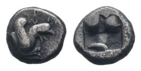 IONIA. Teos. Circa 510-500 BC.AR Obol.Forepart of a griffin to right / Incuse square punch.Very fine. 

Weight : 0.8 gr

Diameter : 8 mm