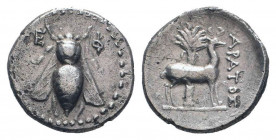 IONIA.Ephesos.Circa 3rd-2nd Century BC. AR Drachm.Ε Φ, bee within dotted border / ΑΡΑΤΟΣ, Stag standing right in front of palmtree. 

Weight : 4.0 gr
...