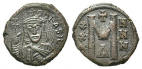 LEO V. 813-820 AD. Constantinople mint.AE Follis. LEON bASIL, crowned and cuirassed bust facing with short beard, holding cross potent and akakia / La...
