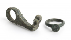 Lot of a Roman key and a ring with engraved bezel; bronze; ca. 3rd century AD; length key cm 4