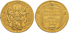 SCHWEIZ. BERN. Doppeldukat 1727, Bern. Zwei Löwen mit Zepter und Schwert halten einen Hut und fixieren mit je einem Bein das Bernerwapppen. Mzz. Neben...